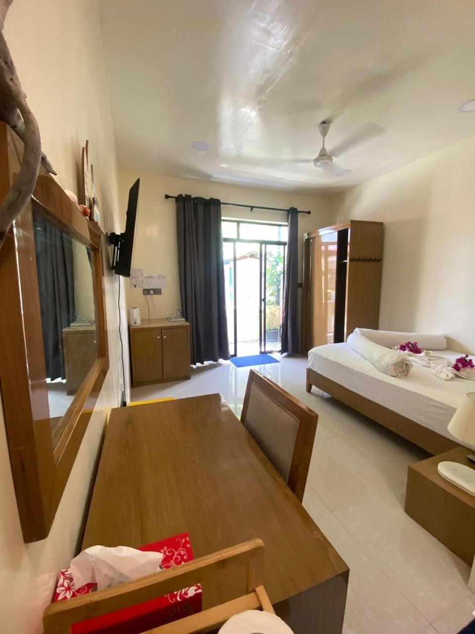 Maavaharu Guest House Himmafushi Bagian luar foto
